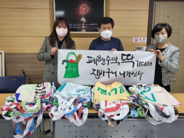 밀양시자원봉사센터는 29일 폐현수막으로 만든 시장바구니 100개를 밀양아리랑시장 내일상인회에 전달했다.