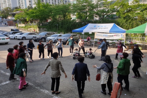 지난 3일 사당우성아파트 3단지에서 주민화합축제를 열어 아파트 경비원, 미화원 등 관리노동자와 입주민이 함께 레크리에이션을 진행했다.