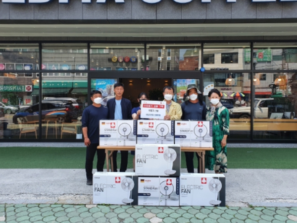 - 이디야 밀양삼랑진점(대표 송미영)은 지난 17일 폭염 속 안전한 여름을 보낼 수 있도록 관내 취약계층에 선풍기 7대를 기증하였다.