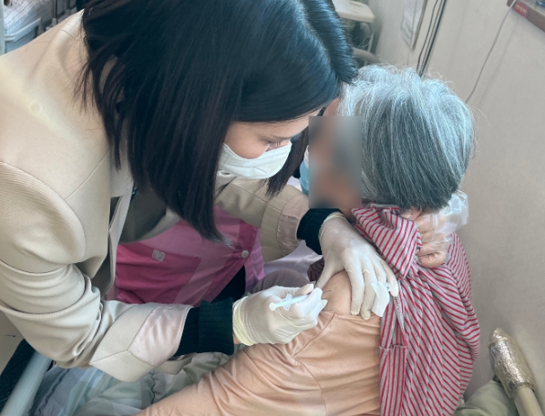 23일 구립한남노인요양원에서 진행된 백신 접종 장면