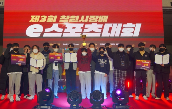 수상자 전원 기념 촬영하는 모습