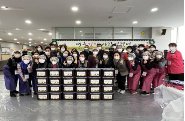 12월 3일 1인 가구가 김장하는 날 ‘배추김치 사랑걸렸네’ 진행을 마치고, 참여자들이 기념촬영을 하고 있다