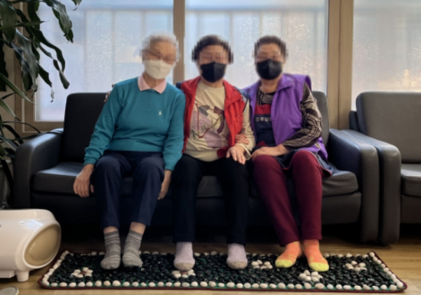 치매안심경로당 치매예방 홍보꾸러미 전달