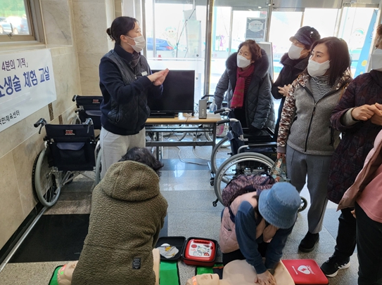 김해도개공 해동이국민체육센터는 11월 30일부터 12월 2일까지 3일간 시민을 대상으로 심폐소생술 교육 및 체험을 진행하였다.