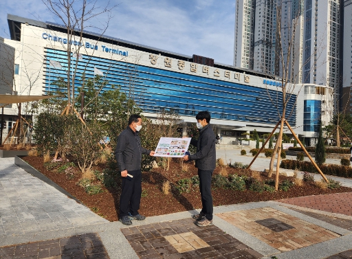 좌측 유재준 푸른도시사업소장, 우측 배종 공원녹지과 녹지조성팀장