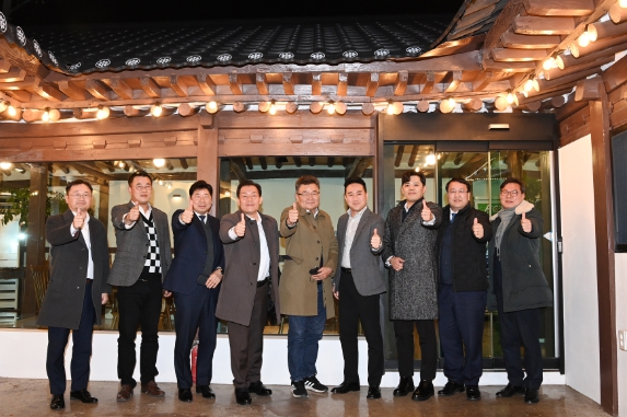 이재준 수원시장(왼쪽 4번째)이 막걸리 간담회에 참석한 기업인들과 함께하고 있다.