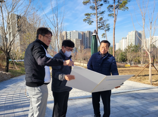 좌측 공원조성1팀장, 중간 공원녹지과장, 우측 푸른도시사업소장