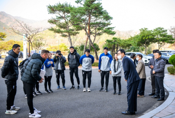 장충남 군수 선수단 환영 인사