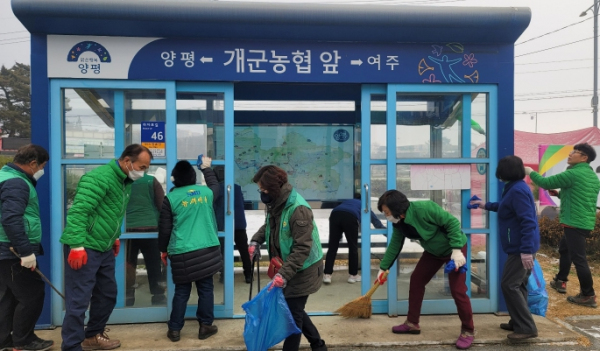 양평군 개군면새마을회, 승강장 소독 및 대청소 실시