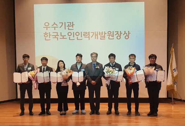 밀양시니어클럽이 안중근의사 기념관에서 열린 ‘2022년 한국시니어클럽협회 전국노인일자리대회’에서 우수기관으로 선정됐다.