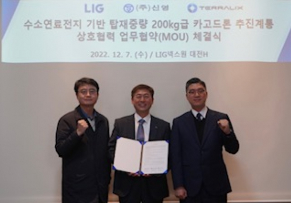왼쪽(신영 유재덕 이사) 가운데(LIG넥스원 백준기), 오른쪽(테라릭스 김태영 대표)