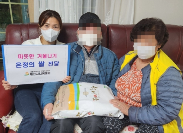 제천시니어클럽, 홀로 계신 어르신에게 후원물품 “쌀” 전달