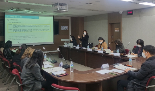 수원시는 12일 ‘수원시 이주민 지원실태 및 정책방향 연구 학술용역’ 최종보고회를 열고 있다.