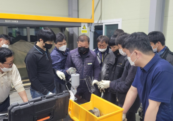 농업기계 자격증취득반 운영 사진(이상복=가운데 명찰 패용자)