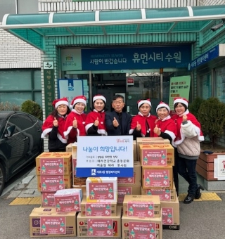 헤라건강학교 산타들 수원시 권선구 세류3동에 선물꾸러미 전달
