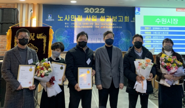 박사승 경제정책국장(오른쪽 3번째)이 표창 수상자들과 함께하고 있다