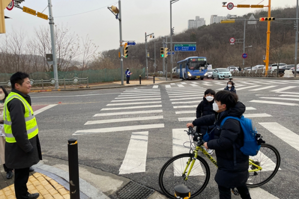 김정헌 인천 중구청장, 하늘초 등굣길 교통안전 캠페인 실시