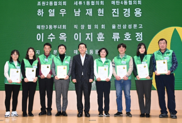 이재준 수원시장이 표창 수상자들과 함께하고 있다.