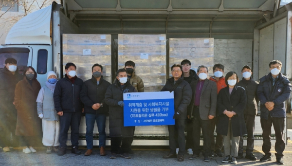 글로벌쉐어, 수원시 관계자가 전달식 후 기념촬영을 하고 있다.