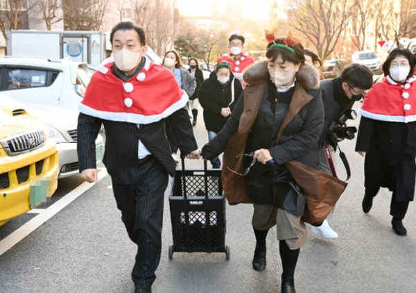 이재준 시장이 취약계층 주민에게 배달할 김장을 옮기고 있다.