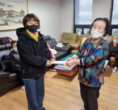화서역우방센트럴파크아파트 경로당, 수원시 장안구 정자2동에 이웃돕기 성금 기탁
