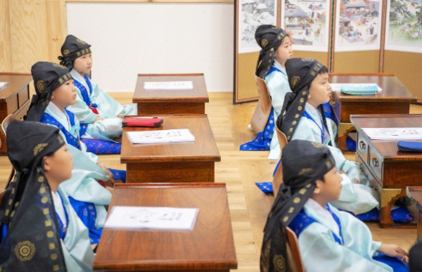 용산서당에서 수업 받고 있는 학생들