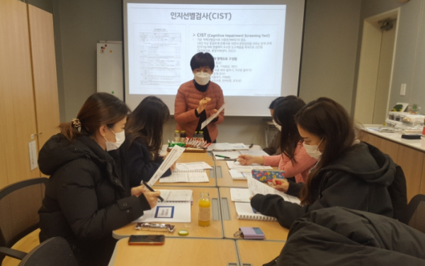 행정복지센터에 배치된 간호사들이 역량강화 교육을 받고 있다.