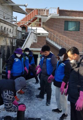 서수원우체국365봉사단, 입북동 취약가구에 사랑의 연탄전달