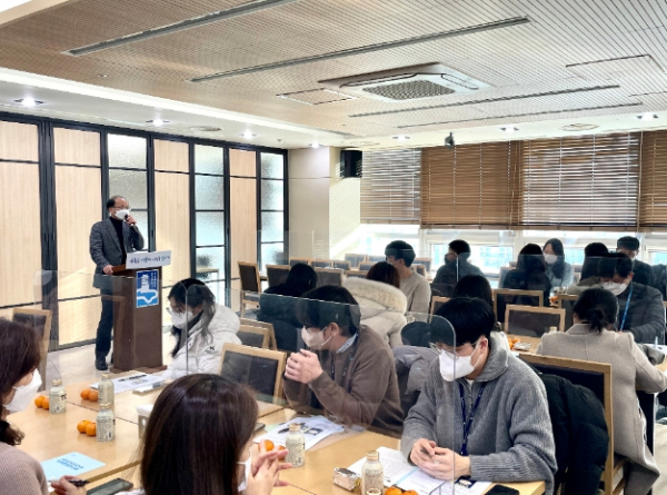 수원시 마을자치과가 구·동 주민자치 담당자를 대상으로 교육하고 있다.