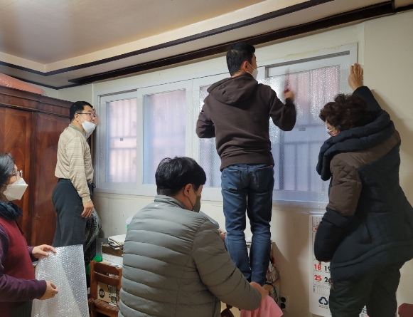 수원시 팔달구 지동 지역사회보장협의체, 주거취약 어르신들에게 단열 집수리