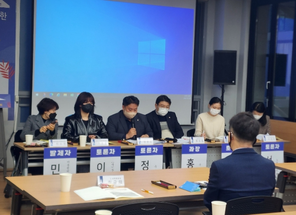 ‘자립준비청년 위한 지자체 역할 강화 토론회’ 참가자가 발표를 하고 있다.