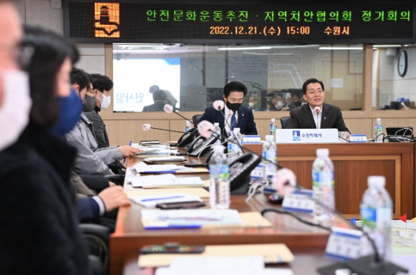 이재준 수원시장이 회의에서 발언하고 있다.