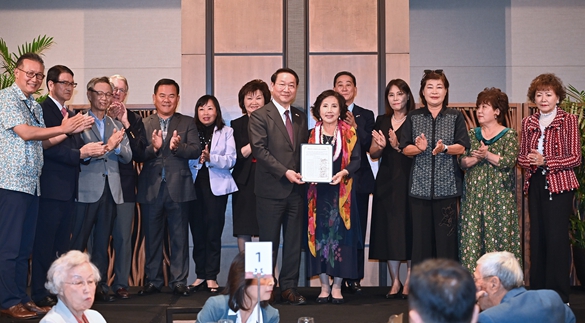 유정복 인천광역시장이 20일(현지시간) 하와이 프린스호텔에서 열린 이민 120주년 기념 인천의날에서 재외동포청 인천광역시 유치 지지선언문을 전달받고 있다.