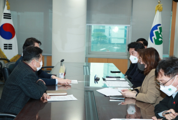 막걸리 샘플을 보며 사업추진 경과를 경청하는 박준희 구청장