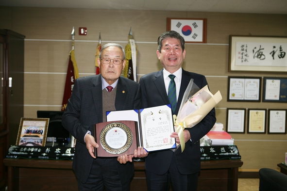 최계운 이사장(우)과 박용렬 회장(좌)이 우수기관 표창을 전달하고 기념촬영을 하고 있다.