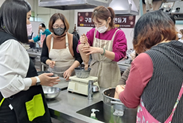 인천 동구여성회관, 일일무료특강 구겔호프 케이크 만들기 진행