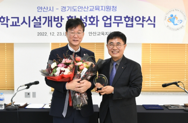 이민근 시장-왼쪽-이 홍정표 교육장으로부터 경기교육 발전 기여 공로로 감사패를 잔달받고 있다