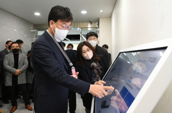 이민근 시장이 23일 안산교육지원청을 방문해 스마트오피스 시스템을 체험하고 있다.