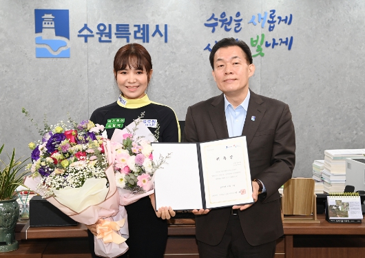 위촉식 후 이재준 수원시장(오른쪽)과 스롱 피아비씨가 기념촬영을 하고 있다.