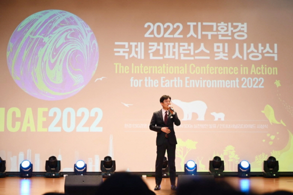 사진= 12월 19일 국회 의원회관 대회의실에서 개최된 ‘2022 지구환경 국제 컨퍼런스 및 시상식’에서 (사)SNS기자연합회 김용두회장이 기조연설을 하고 있다. (사진제공: SNS기자연합회)