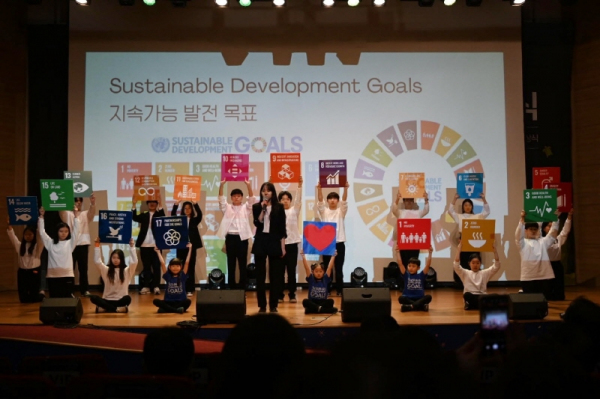 사진= ‘지구환경 국제 컨퍼런스 및 시상식’에서 청소년들이 ‘UN SDGs 실천방안’ 발표를 하고 있다. (사진제공: SNS기자연합회)