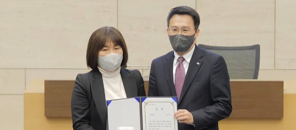 수원시 관계자가 수상 후 기념촬영을 하고 있다.