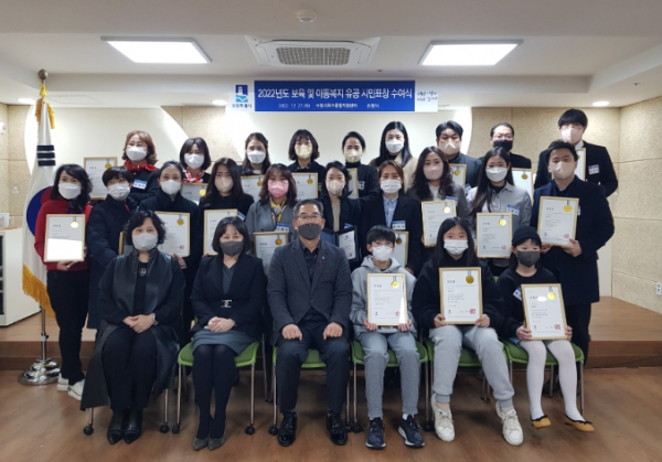 수상자들이 기념촬영을 하고 있다
