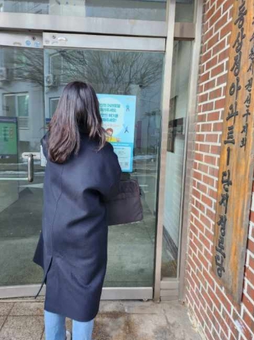 경로당에 복지사각지대 발굴 안내 포스터를 게시하고 있다