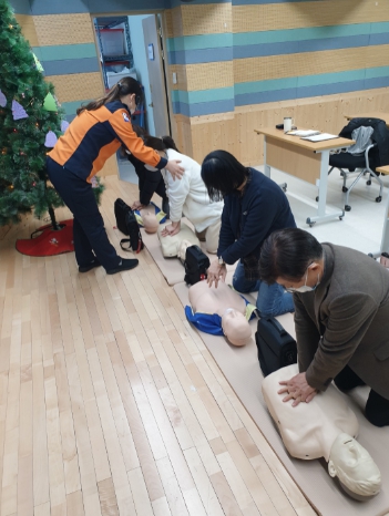수원시외국인복지센터 종사자와 상담사 등이 심폐소생술 실습을 하고 있다.