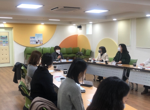 부모모니터링단 활동 평가회를 하고 있는 모습.