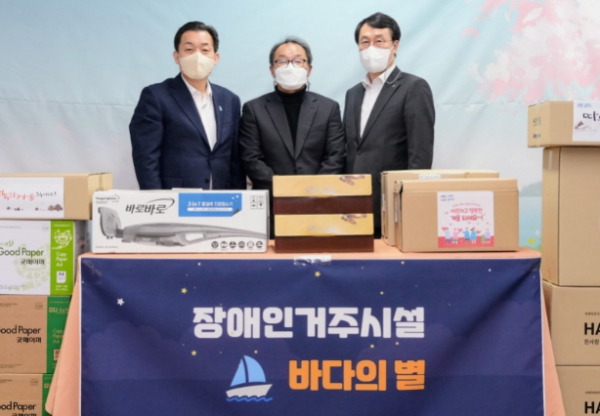 전달식 후 이재준 수원시장(왼쪽)과 참석자들이 함께하고 있다.