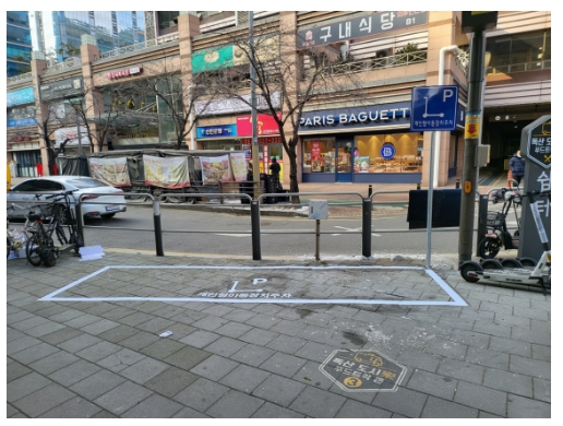 독산역 2번 출구 인근에 설치된 전동킥보드 주차구역
