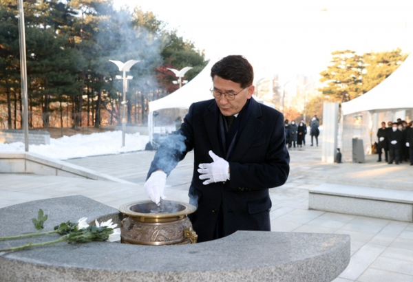 수원특례시의회, 현충탑 참배하며 새해에도 시민 위한 의정활동 다짐