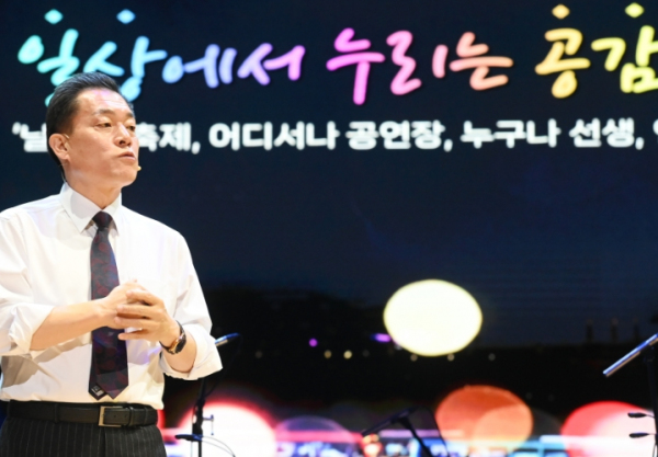 이재준 수원특례시장이 신년사를 발표하고 있다.